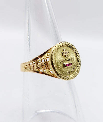 AUGIS - Medailový prsten ze žlutého zlata s vavřínovým věncem zdobeným rubíny a diamanty (cca 1958)