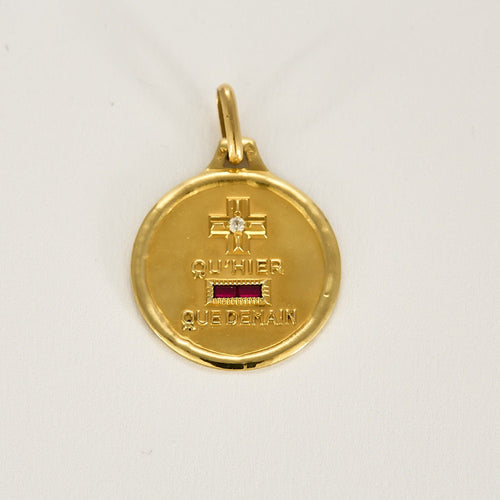 Pendentif AUGIS - Médaille “+ qu’hier – que demain” en or jaune avec diamant et rubis synthétiques 58 Facettes