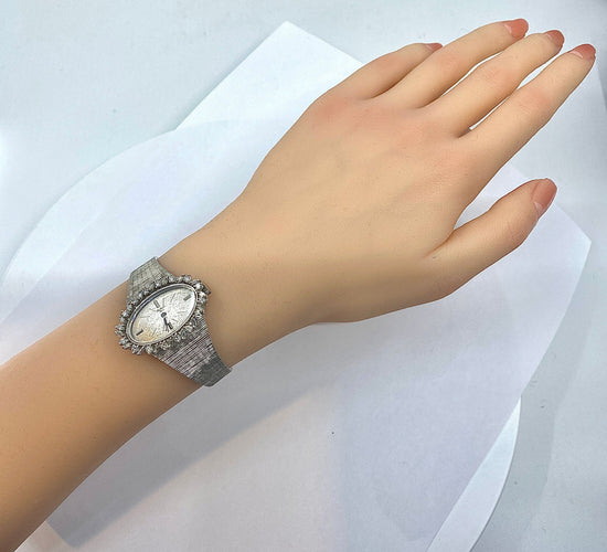 Montre Montre de dame en or blanc 18 carats en diamants ronds et baguettes. Signée PAILLARD PARIS 58 Facettes AB208