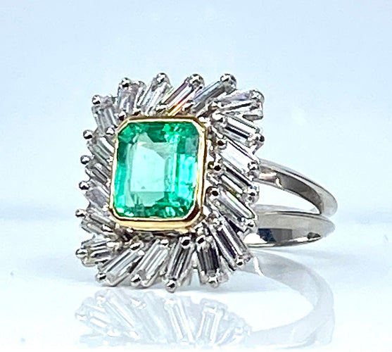 Sarı altın yüzük ve Platin, zümrüt ve baget elmaslar