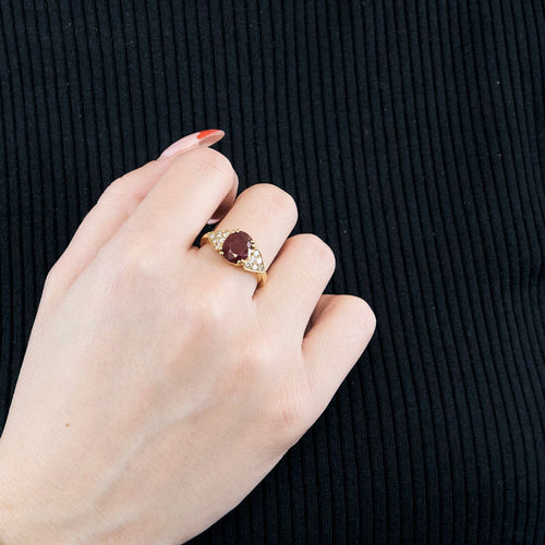 Bague 55 Bague or jaune, rubis 2,50 cts, diamants 58 Facettes