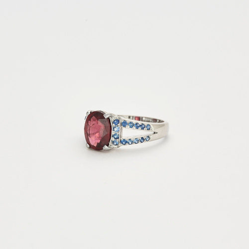 Bague Bague en or blanc ornée d'un Grenat Rhodolite et de saphirs 58 Facettes