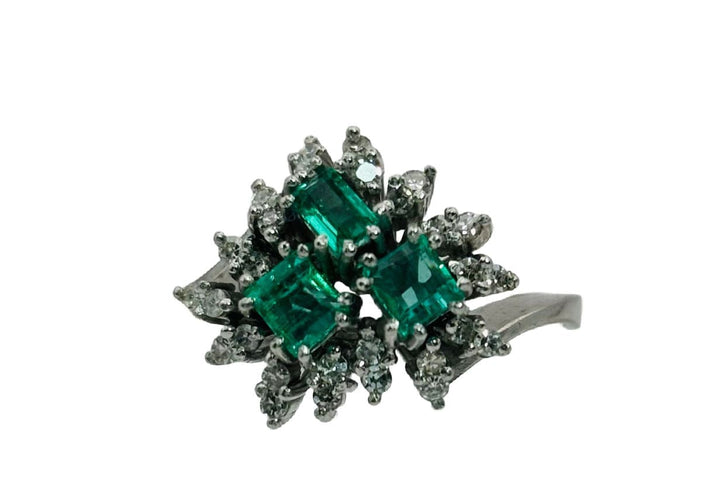 Bague 53 Bague en or blanc avec émeraudes et diamants. 58 Facettes 50233