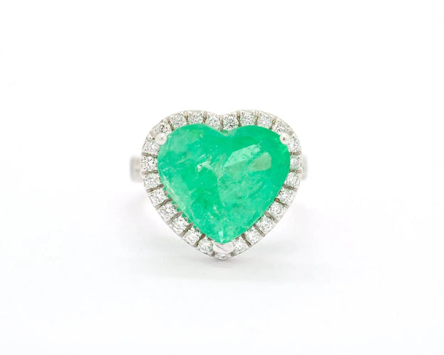 Bague en or blanc ornée d'une émeraude colombienne taille cœur de 6,60 ct et de diamants