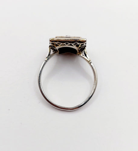 Pierścionek marquise art déco z białego złota 18k z diamentami i szafirami kalibrowanymi (około 1920) 