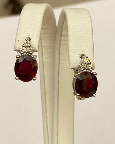 Boucles d'oreilles Boucles d'oreilles puces exquises en or blanc, serties d'un rubis rouge de 4,32 carats et de diamants 58 Facettes