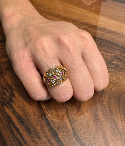 Bague 54 Bague ajourée en or champagne 18 carats avec diamants et rubis synthétiques 58 Facettes