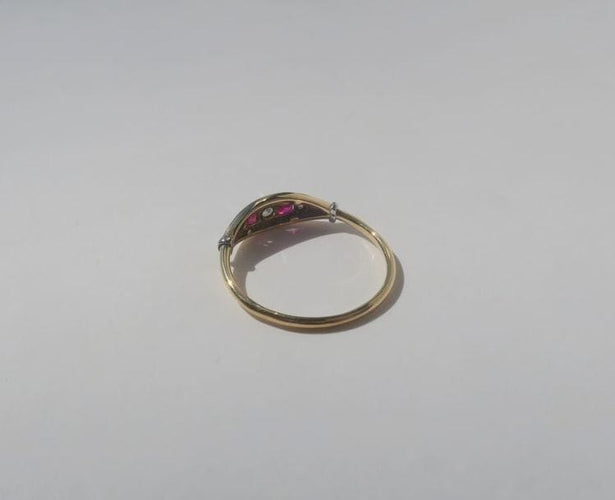 Bague 50.5 Bague jarretière Art Déco diamants, rubis calibrés, or et platine 58 Facettes