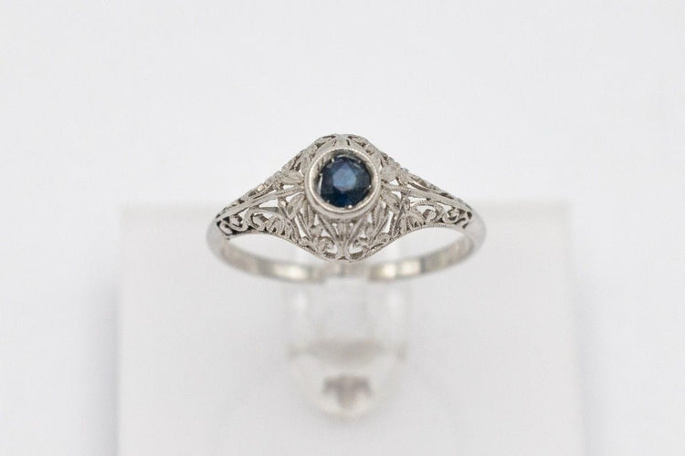 Bague 54 Bague en or blanc avec saphir, milieu du XXe siècle 58 Facettes TP10