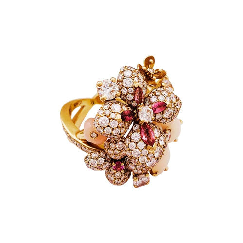 Bague 57 Bague Chaumet, « Hortensia Aube rosée », or rose, diamants, saphir rose et opales roses. 58 Facettes 35207