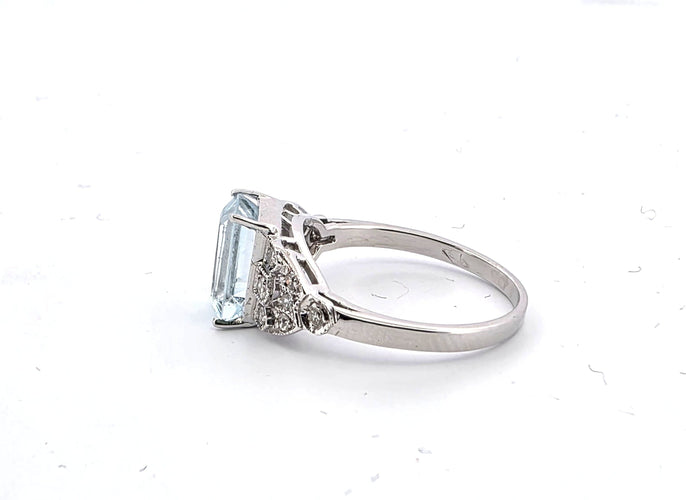 Bague 54 Bague en or blanc avec aigue-marine et diamants 58 Facettes