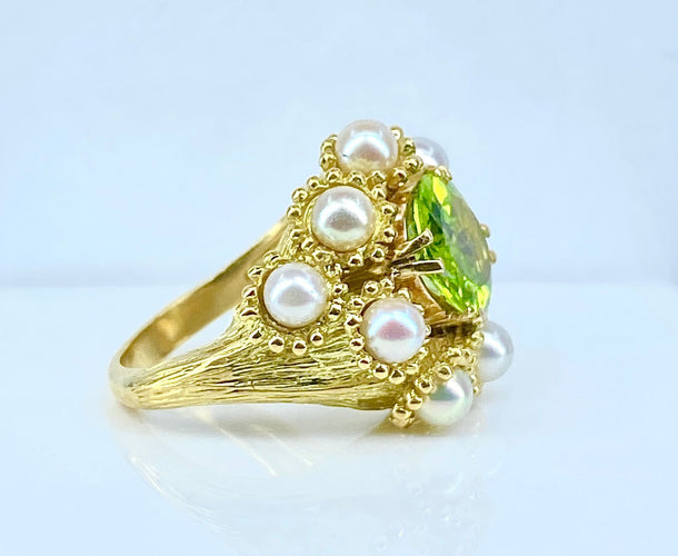 Bague 52 Bague coktail en or jaune 18 carats, péridot 3,98 ct et 9 perles 58 Facettes AB571