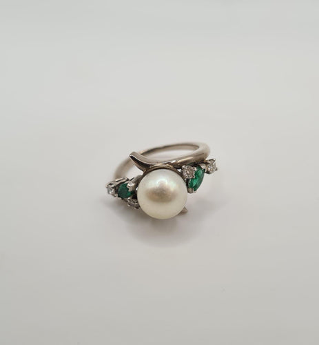 Bague 50.5 Bague or blanc sertie d’une perle de culture, diamants et émeraudes 58 Facettes
