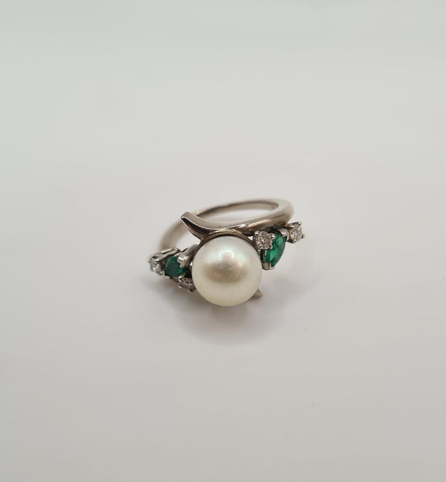 White gold ring set with a cultured pearl, diamonds and emeralds