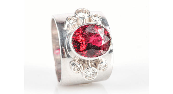 58 Bague Bandeau Or Gris 18k, sertie d'une belle Rubellite 58 Facettes