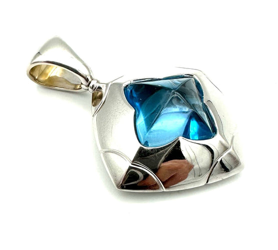 Pendentif BVLGARI. Collection "Pyramide", pendentif or blanc 18K et topaze 58 Facettes