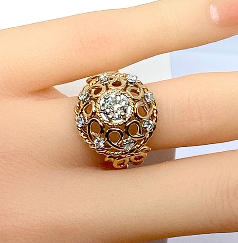 Bague 52 Bague en or jaune 18 carats , diamant 0,70 carat entouré de 8 diamants 58 Facettes AB493