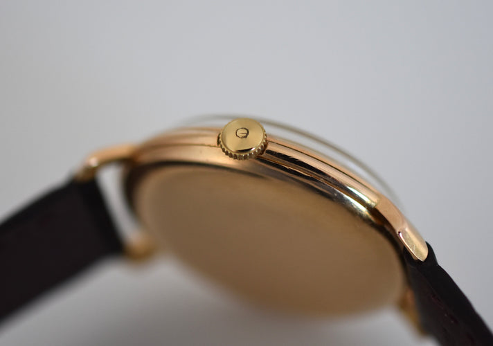 Montre Montre homme IWC Jumbo "Shark Fin", or rose 18 carats, calibre 89, vers 1959 58 Facettes IWC-300