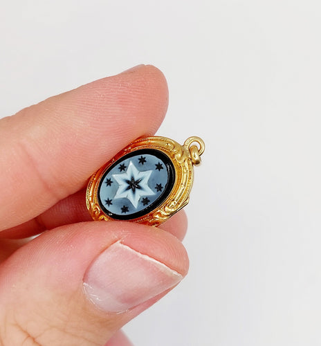 Pendentif Pendentif porte photo souvenir antique or jaune 18k plaques noires, croix et étoiles (circa 1900) 58 Facettes A06198