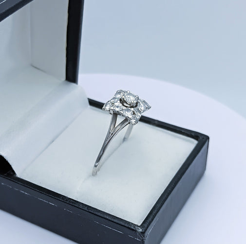 Zabytkowy pierścionek kwadratowy z białego złota 18k i diamentów 58 Facettes