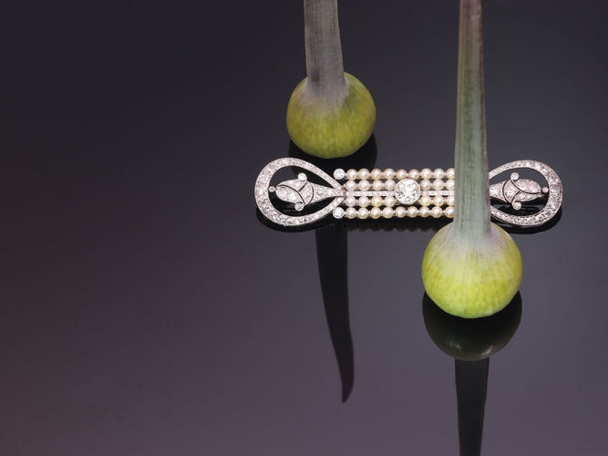 Broche L'élégance d'une époque : une exquise broche en diamants et perles datant de l'aube de l'Art déco 58 Facettes 18115-0042