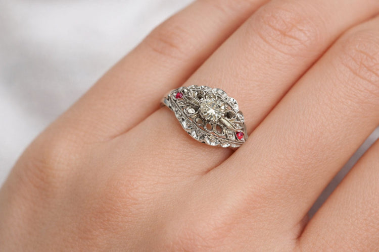 Bague 57 Bague Art Déco en or blanc avec diamants et rubis 58 Facettes 50193