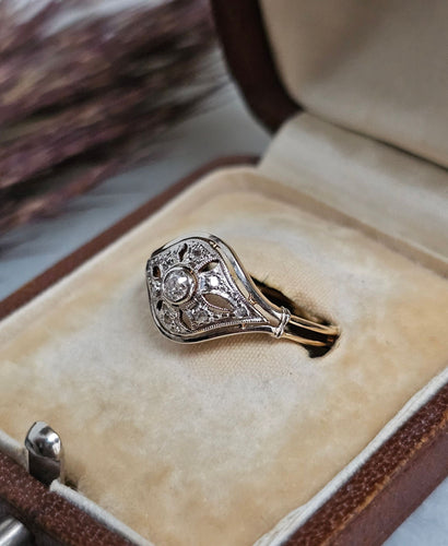 Gammel ring i tofarget gull og diamanter 