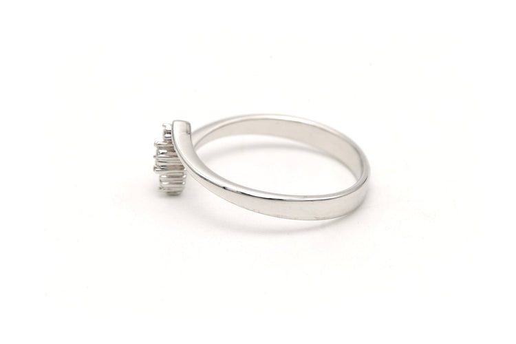 Bague 53 Bague contemporaine en or blanc 18 carats sertie de diamants 58 Facettes B661