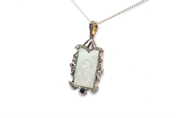 Pendentif Pendentif Art Déco or jaune et blanc, serti de nacre, d'un saphir et de diamants taille rose 58 Facettes 22378