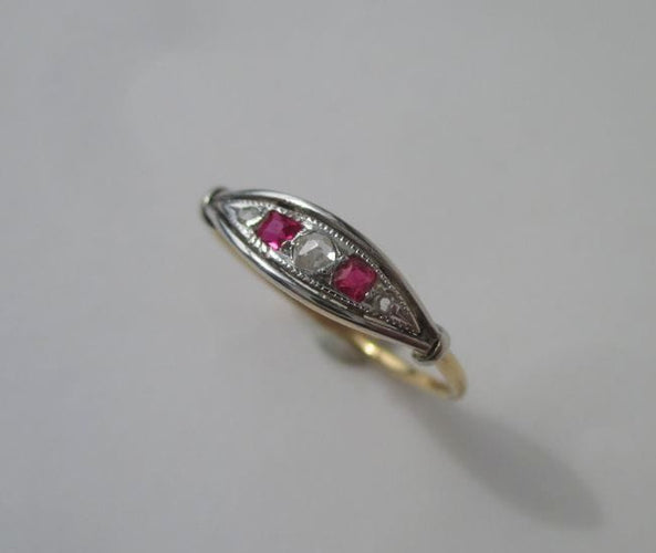 Bague 50.5 Bague jarretière Art Déco diamants, rubis calibrés, or et platine 58 Facettes