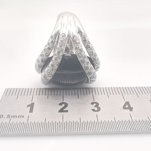 Bague 54 Bague or blanc, onyx & diamants 58 Facettes