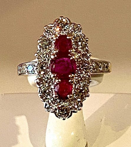 Bague 51 Bague marquise en or, diamants et rubis. 58 Facettes AB357