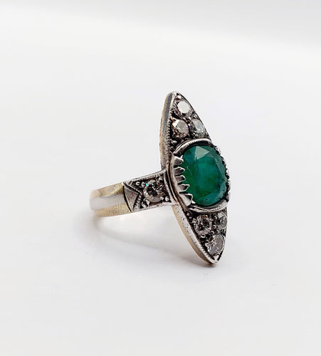 Bague 44 Bague marquise antique or jaune et platine, émeraude et diamants (circa 1920) 58 Facettes A06384