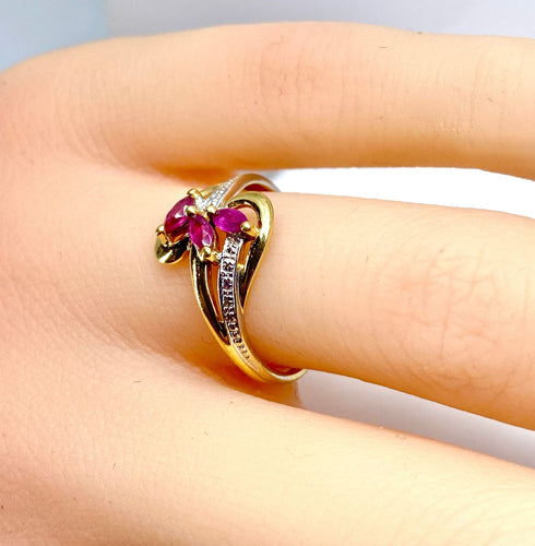 Bague 51 Bague or jaune 3 rubis navettes 58 Facettes AB649