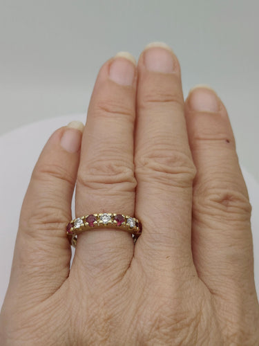 Bague 52.5 Demie alliance ornée de rubis et diamants 58 Facettes