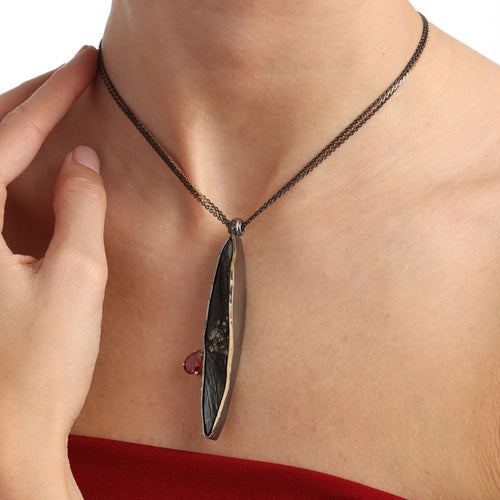 Pendentif Pendentif en ardoise avec pyrite et tourmaline 58 Facettes TA157