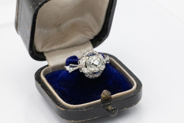 Bague 57 Une bague impressionnante ornée de diamants de 1,94 carat et de saphirs synthétiques. 58 Facettes PPK02