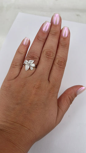 Bague Bague en or blanc 18 carats avec fleur solitaire en diamant 58 Facettes P756