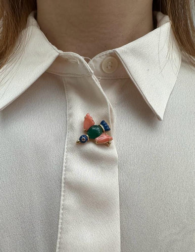 CARTIER - Vogelbroche, geel goud, roze koraal, chrysopraas, robijn, blauw email