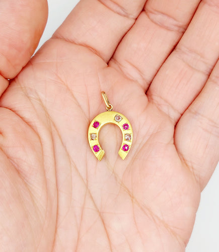 Pendentif Pendentif fer à cheval or jaune, diamants taille rose et rubis (circa 1900) 58 Facettes A06154