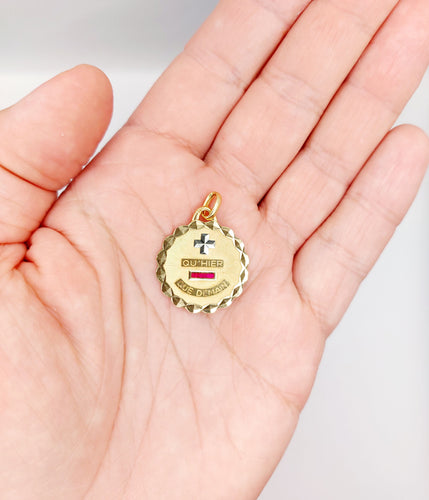 Pendentif AUGIS - Pendentif médaille d'amour or et rubis - "Plus qu'hier moins que demain" 58 Facettes A05409