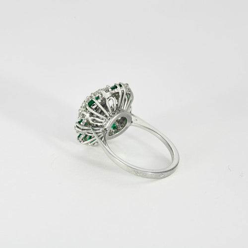 Bague 52 Bague panier ancienne en en or blanc 18K, diamants et émeraudes baguettes. 58 Facettes