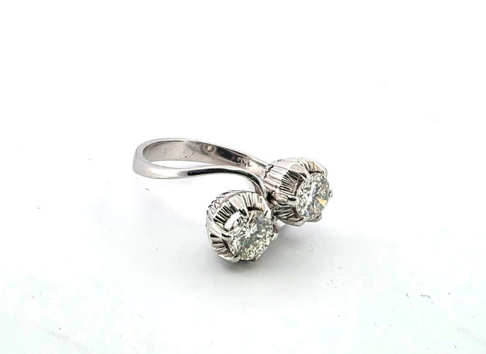 白金戒指镶钻石 