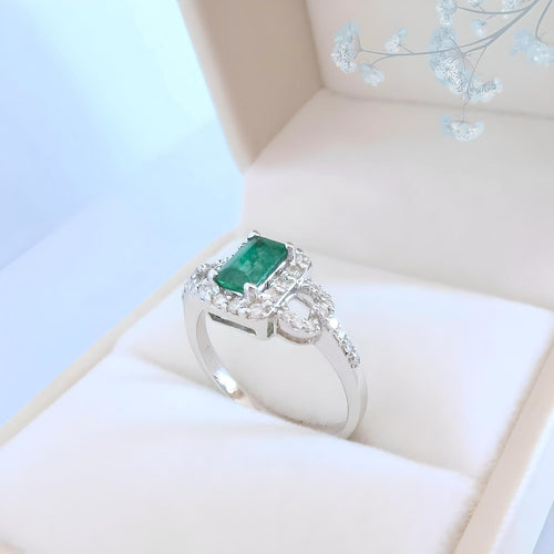 Bague 53.5 Bague de fiançailles or blanc, émeraude et diamants 58 Facettes AA 1741