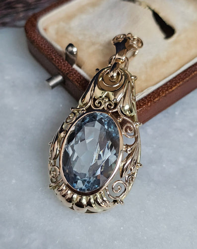 Neo-Victorian style pendant in 14-carat yellow gold and blue spinel 