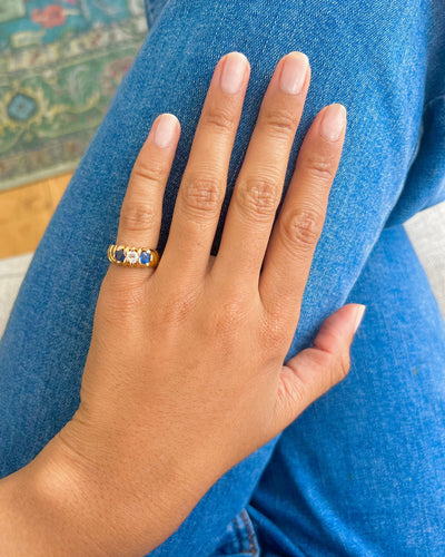 Anello anello in oro giallo con zaffiri e diamante 