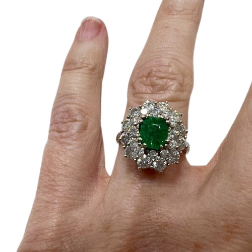 Bague 50 Bague design rétro en or blanc avec diamants et émeraudes 58 Facettes Q264B