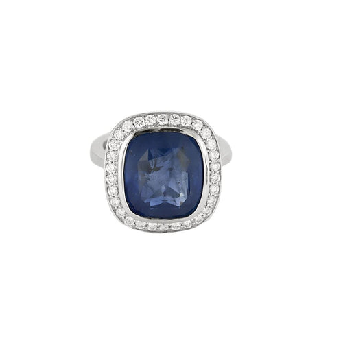 Ring i hvitt gull med en sentrert, uoppvarmet Ceylon-safir omgitt av diamanter 