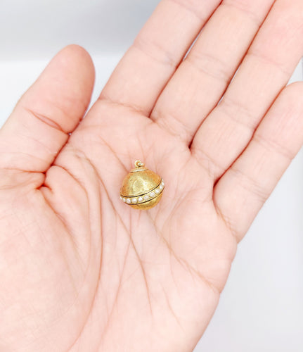 Pendentif Pendentif victorien or jaune sphère, perles et émail noir 58 Facettes A05589