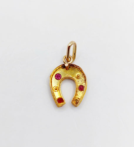 Pendentif Pendentif fer à cheval or jaune, perles et pierres rouges (circa 1900) 58 Facettes A05742